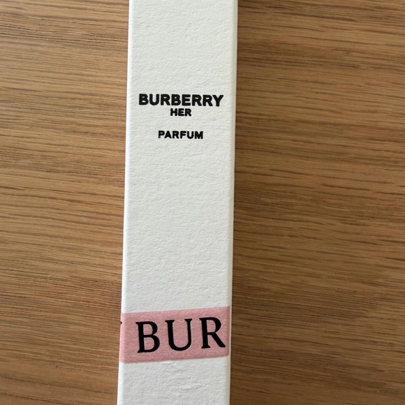 Burberry Her Elixir Travel Spray - Pale Pink & Gold Accents - Picture 6 of 7